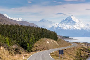 Sinematik yol Mount Cook, Yeni Zelanda. 