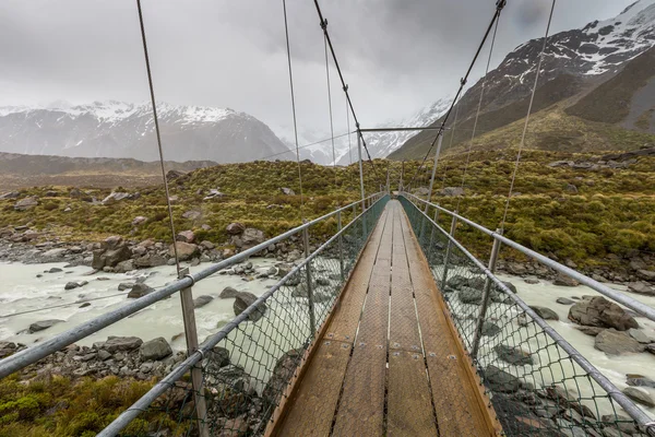 Міст через річку Хукер в Aoraki національному парку Нової Зеландії — стокове фото