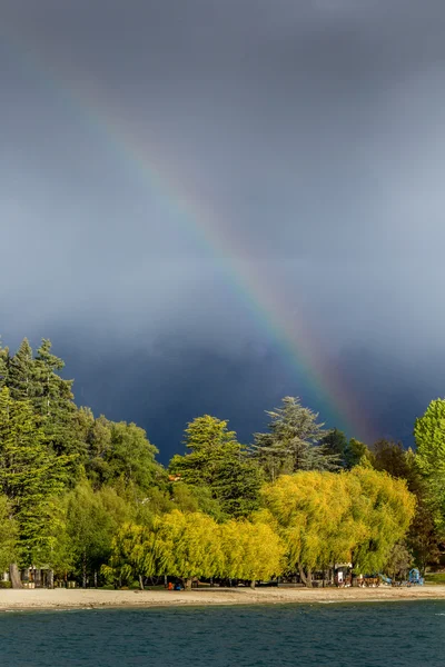 Arc-en-ciel sur la forêt par temps nuageux en Nouvelle-Zélande . — Photo