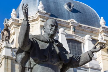 Santa Maria la Real de La Almudena (Marquis Küba tarafından tasarlanmış 1883-1993) - Katolik Katedrali Madrid, İspanya 