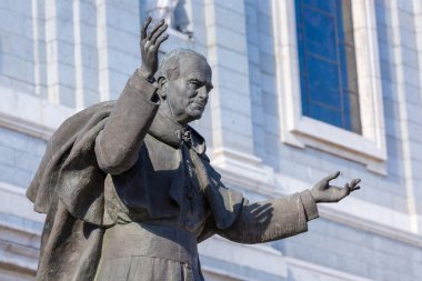Santa Maria la Real de La Almudena (Marquis Küba tarafından tasarlanmış 1883-1993) - Katolik Katedrali Madrid, İspanya 