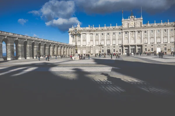 El Palacio Real de Madrid o Palacio Real de Madrid es la residencia oficial de la Familia Real Española en la ciudad de Madrid — Foto de Stock