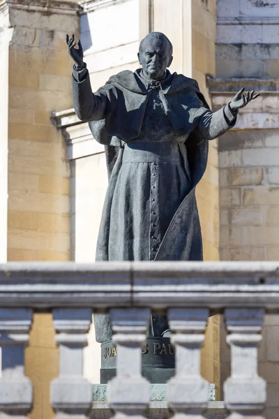 Santa María la Real de La Almudena (diseñada por el Marqués de Cuba, 1883 - 1993) - Catedral católica de Madrid, España —  Fotos de Stock