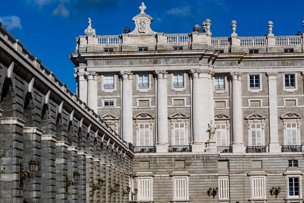 Palacio Real de Madrid или Королевский дворец Мадрида является официальной резиденцией испанской королевской семьи в городе Мадрид — стоковое фото