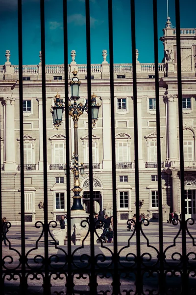 Het Palacio Real de Madrid of Koninklijk Paleis van Madrid is de officiële residentie van de Spaanse koninklijke familie aan de stad van Madrid — Stockfoto