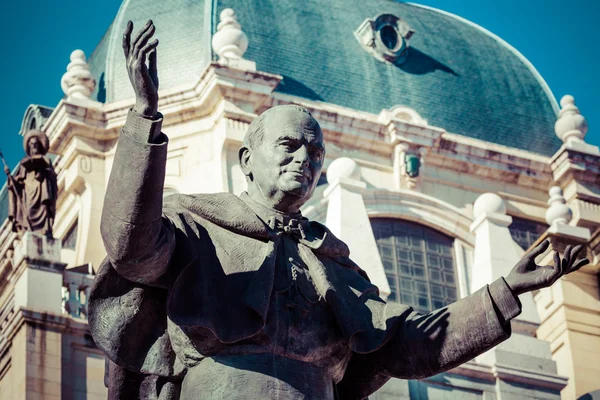 Santa María la Real de La Almudena (diseñada por el Marqués de Cuba, 1883 - 1993) - Catedral católica de Madrid, España —  Fotos de Stock