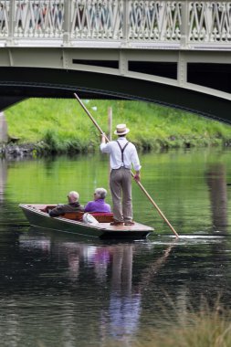 Christchurch, Yeni Zelanda - 08 Kasım 2014: Bir kayıkçı Avon Nehri aşağı onların punt turist bir grup Paskalya Pazar öğleden sonra 08 Kasım 2014 Christchurch oteli kılavuzları. 