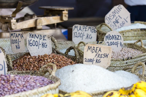 Tradiční potravinářský trh v Zanzibaru, Afrika. — Stock fotografie