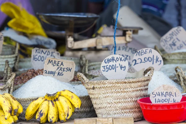 Tradiční potravinářský trh v Zanzibaru, Afrika. — Stock fotografie