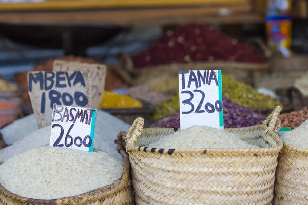 Traditionele voedselmarkt in Zanzibar, Afrika. — Stockfoto