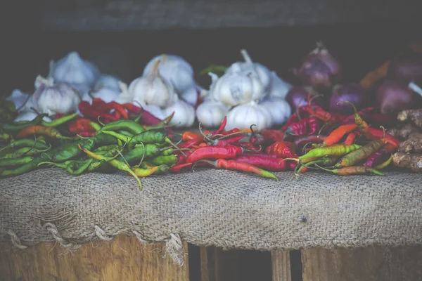 Green pepper, chili and limes on the market in Stone town, Zanzi — Stock Photo, Image