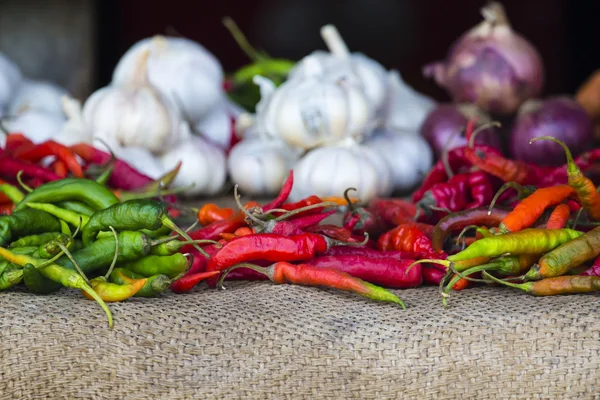 Zelený pepř, chilli a limetky na trh ve Stone town, Zanzi — Stock fotografie