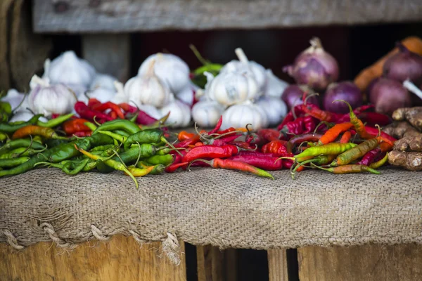 Зелений перець, Чилі та Лайми на ринку в Кам'яне місто, Занзі — стокове фото