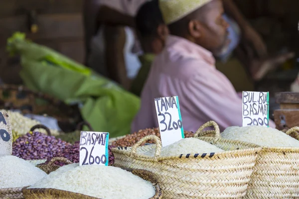 Tradiční potravinářský trh v Zanzibaru, Afrika. — Stock fotografie