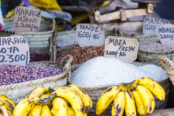 Traditionele voedselmarkt in Zanzibar, Afrika. — Stockfoto