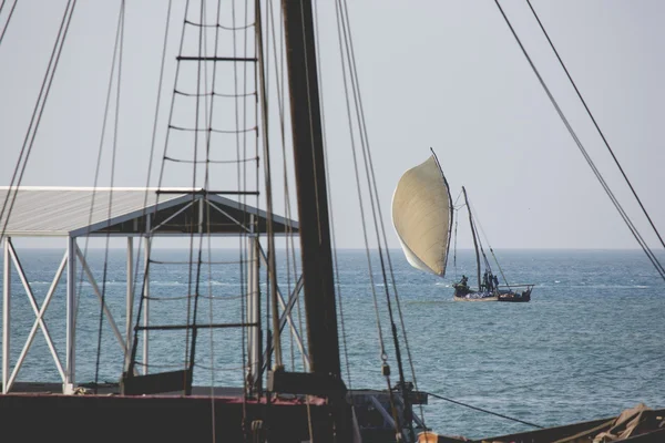 Veleiro de madeira (dhow) na água azul-turquesa clara de Zanzibar — Fotografia de Stock