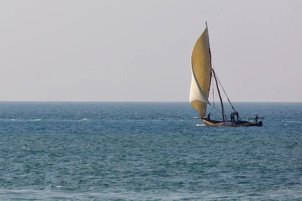 Trä segelbåt (dhow) på klart turkost vatten på Zanzibar — Stockfoto