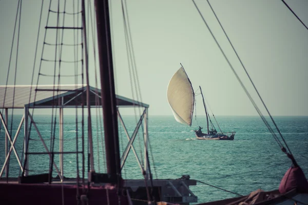 Fából készült vitorlás (dhow) a világos türkizkék víz Zanzibar — Stock Fotó