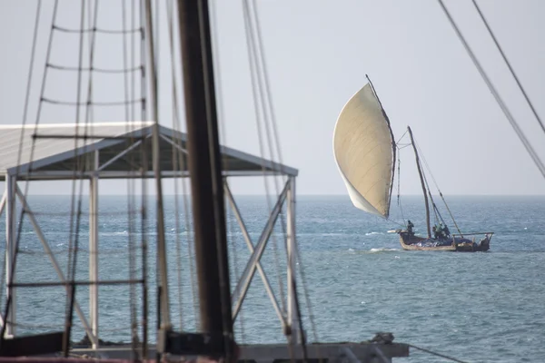 Trä segelbåt (dhow) på klart turkost vatten på Zanzibar — Stockfoto