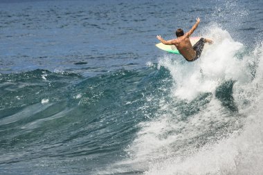 Dalga Hawaii'de dev okyanus aşırı sörfçü sürme하와이에서 극단적인 서퍼를 타고 거 대 한 바다 물결