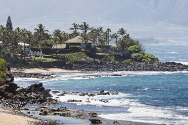 Güneşli bir günde bir muhteşem sırasında buzlu kırma dalgalar 
