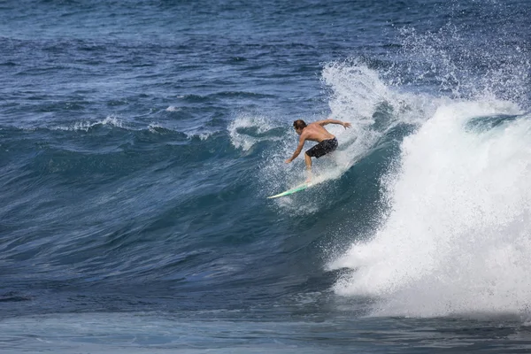 Surfista extremo montando olas gigantes del océano en Hawaii —  Fotos de Stock