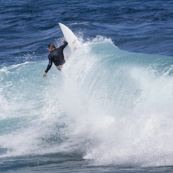 Surfista extremo montando olas gigantes del océano en Hawaii —  Fotos de Stock