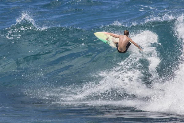 Dalga Hawaii'de dev okyanus aşırı sörfçü sürme하와이에서 극단적인 서퍼를 타고 거 대 한 바다 물결 — Stok fotoğraf