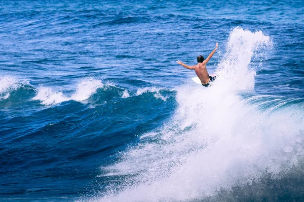 Surfista extremo montando onda gigante do oceano no Havaí — Fotografia de Stock
