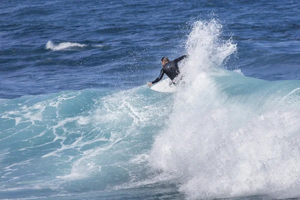 Surfista estremo cavalcando onde oceaniche giganti alle Hawaii — Foto Stock