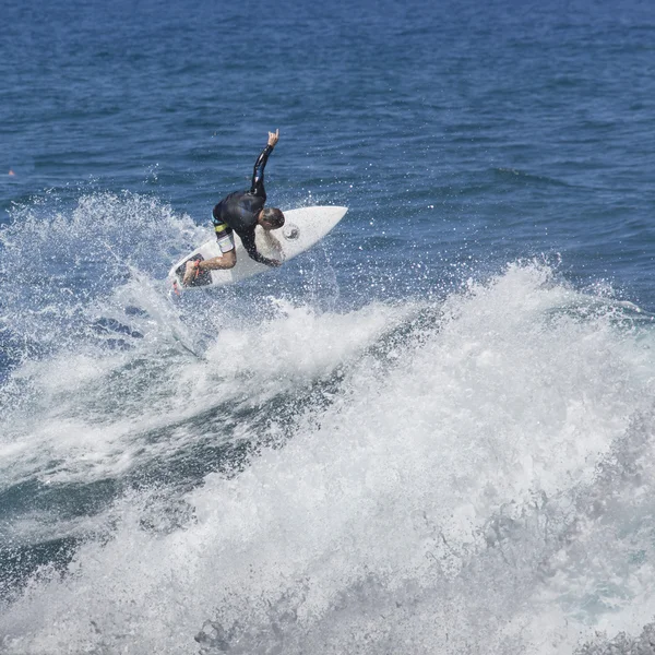 Extrémní surfař jezdecké obří oceánu vlnu na Havaji — Stock fotografie