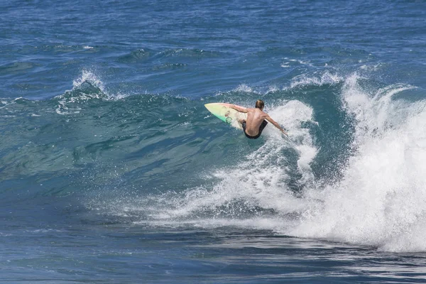 Dalga Hawaii'de dev okyanus aşırı sörfçü sürme하와이에서 극단적인 서퍼를 타고 거 대 한 바다 물결 — Stok fotoğraf