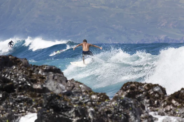 极端的冲浪者骑马巨型海浪在夏威夷 — 图库照片