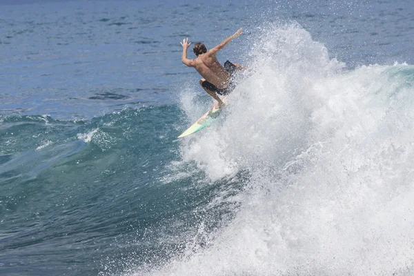 Surfista extremo montando olas gigantes del océano en Hawaii —  Fotos de Stock