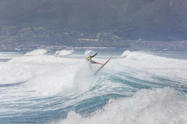 Surfista estremo cavalcando onde oceaniche giganti alle Hawaii — Foto Stock
