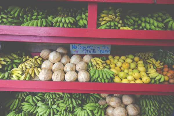 パイナップルやマウイ島の露店で販売のための他の果物 — ストック写真