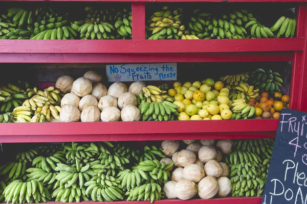 मौई वर रस्त्याच्या बाजूला स्टँडवर अननस आणि इतर फळे विक्रीसाठी — स्टॉक फोटो, इमेज