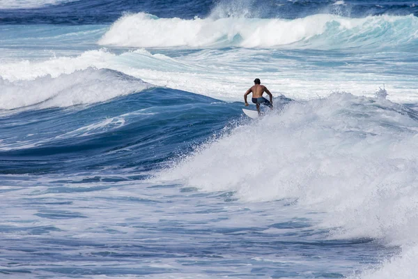 Dalga Hawaii'de dev okyanus aşırı sörfçü sürme하와이에서 극단적인 서퍼를 타고 거 대 한 바다 물결 — 스톡 사진