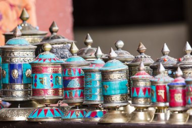 Geleneksel Tibet tekerlekler Nepal dua.