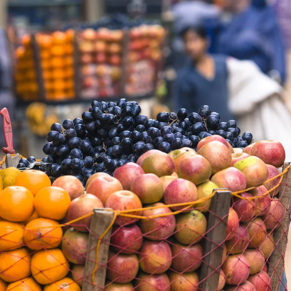 El vendedor ambulante vende sus frutos en Thamel en Katmandú, Nepal . —  Fotos de Stock