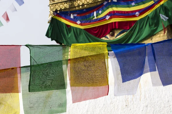 Drapeaux de prière flottant dans le vent — Photo