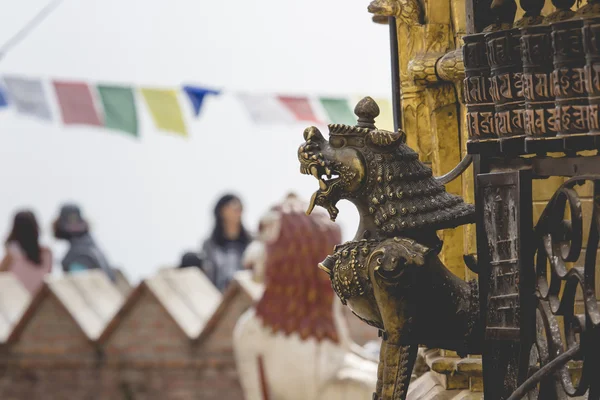 Lvi, symboly moci a ochrany, v Bhaktapuru chrámu, — Stock fotografie