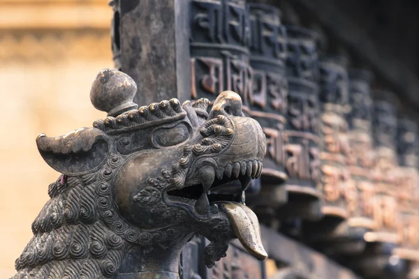 Lvi, symboly moci a ochrany, v Bhaktapuru chrámu, — Stock fotografie