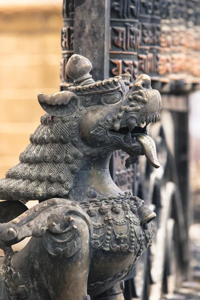 Leões, símbolos de poder e proteção, no Templo de Bhaktapur, o — Fotografia de Stock