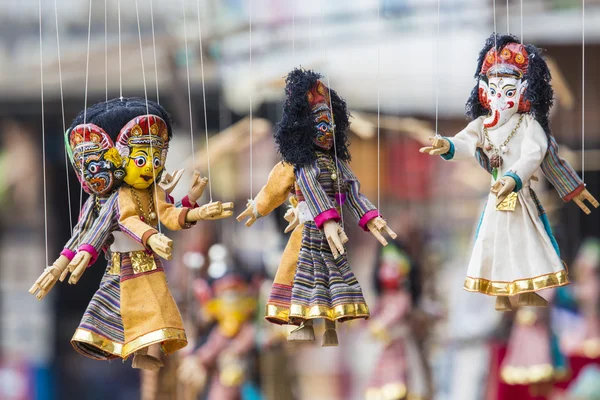 Maskers, poppen en souvenirs in straat winkel op Durbar Square in Ka — Stockfoto