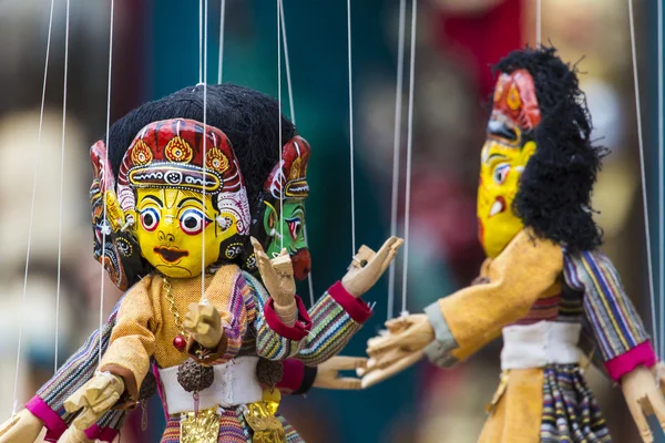 Maskers, poppen en souvenirs in straat winkel op Durbar Square in Ka — Stockfoto