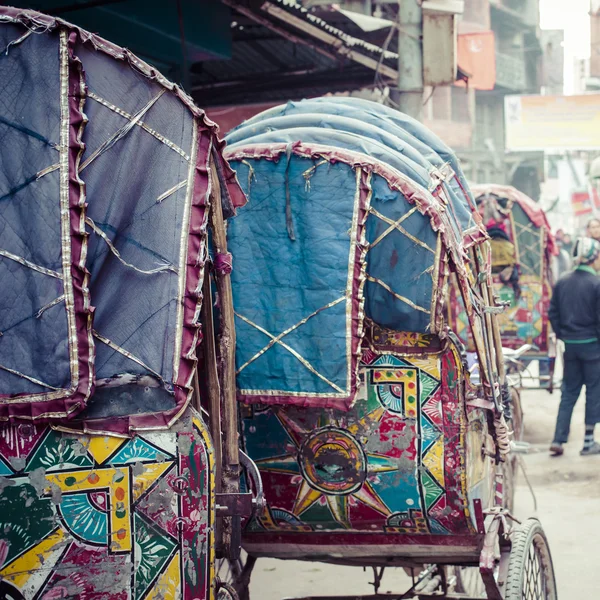 Risciò nepalese colorato nelle strade di kathmandu — Foto Stock