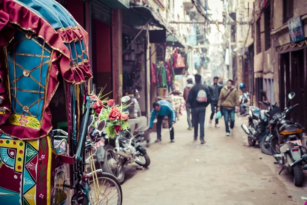 Risciò nepalese colorato nelle strade di kathmandu — Foto Stock