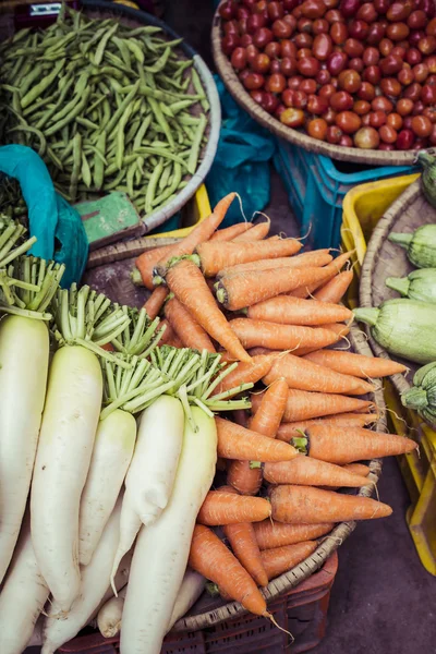 El vendedor ambulante vende sus frutas y verduras en Thamel en Ka —  Fotos de Stock