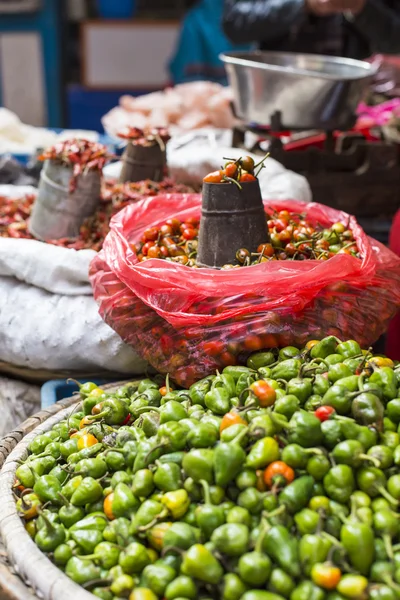 The street vendor sels his fruits and vegetables in Thamel in Ka — Stock Photo, Image